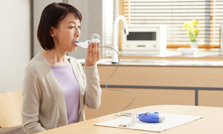 ラミラ®ネブライザシステムを使用した吸入の様子